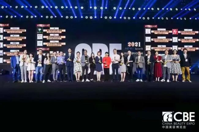 张璇&许绍雄代言品牌Vlanse葳兰氏闪耀2021上海美博会，荣获美伊风尚大奖”