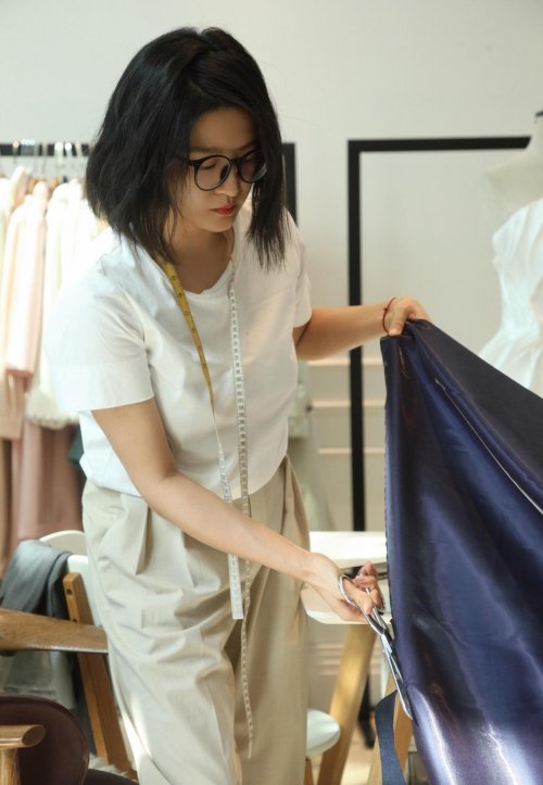 高定设计师艺铭22春夏系列大秀作品发布在即</a